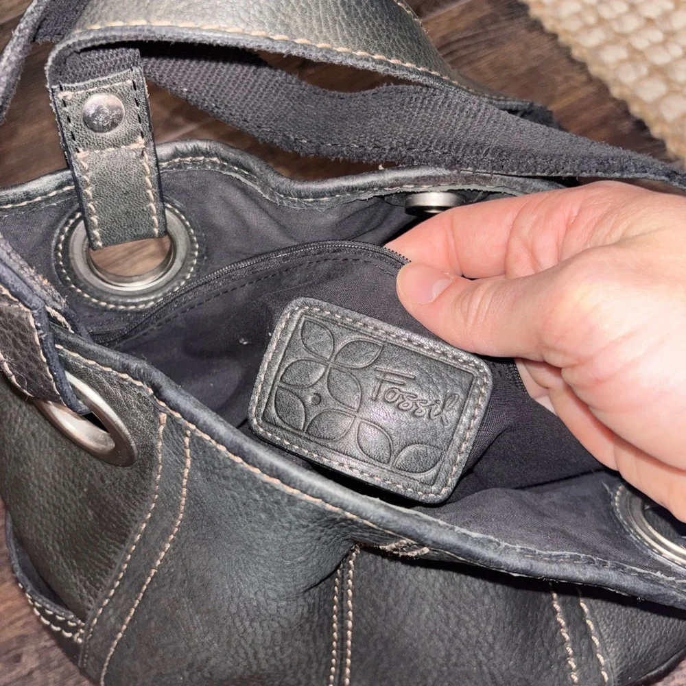 Classic Black Leather Shoulder bag with Contrast Stitching